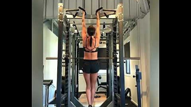 'Kayla Itsines shows off amazing strength with pull ups'