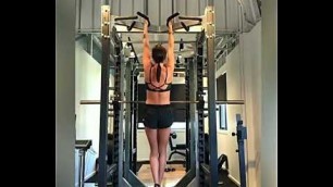 'Kayla Itsines shows off amazing strength with pull ups'