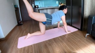 'fitness women single mom do yoga 4'
