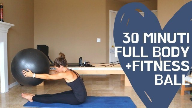 '30 minuti di Mat Pilates Flow. Full body workout con la fitness ball.'