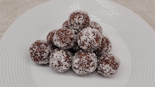 'Walnut balls - sugerfree and healthy - fast snack, fitness, diet and great for children.'