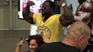 'Kali Muscle Hanging at LA Fit Expo 2016'