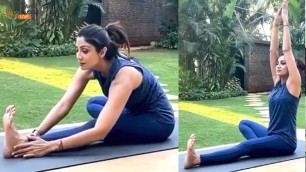 'Shilpa Shetty\'s Full Body Yoga Workout Video | Fitness For Mind & Body | Bollywood Live'