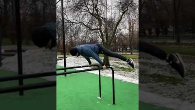 'Straddle planche 