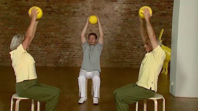 'Leichte Übungen im Sitzen mit einem Ball für Parkinson-Patienten'