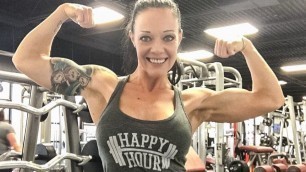 '44 years young fitness woman Guinn Field - Female muscle'