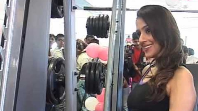 'CHECK OUT THE BUSTY AARTI CHHABRIA INAUGURATING COUNTRY CLUB\'S FITNESS GYM'