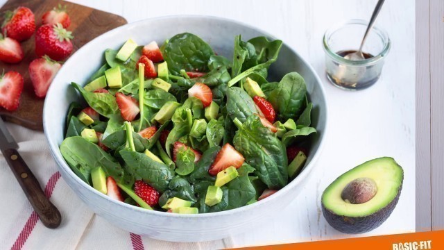 'SWIPE4FOOD SEASON 2 I AVOCADO STRAWBERRY AND SPINACH SALAD I BASIC-FIT'