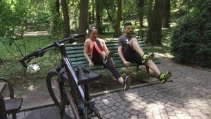 'Excercitii in parc pentru musculatura abdominala'