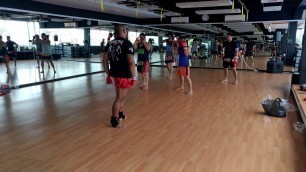 'Tony Roy Melatih basic Muay thai di Neo Fitness pekanbaru'
