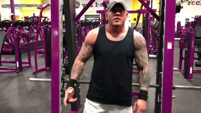 'Planet Fitness- How To Do Squats On The Smith Machine'