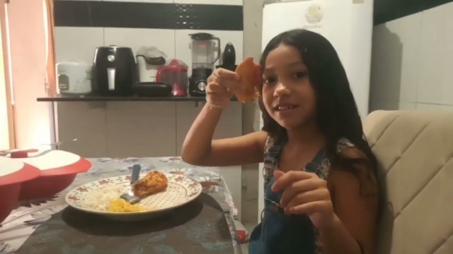 'SOPHIA ALMOÇANDO PRA IR PRA ESCOLA. ELA É Fitness KKKKK'