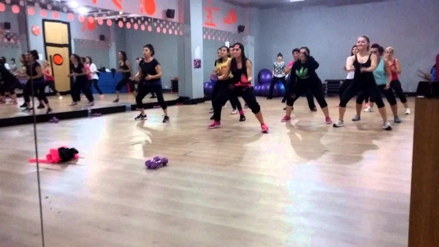 'Dilek Sarı ile Cilgin Zumba Dersi Antalya'