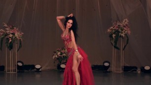 'LEDY IN RED BELLYDANCE! FASHION STYLE DRESS. Dancer Model Fitness Sport'