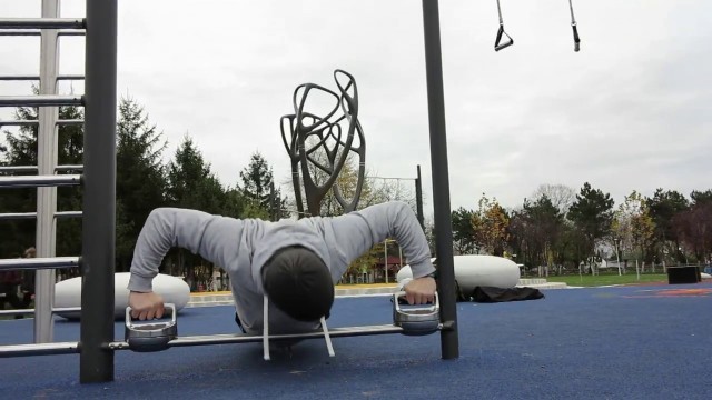 'Parc Street Workout - Tineretului / MyEquilibria'