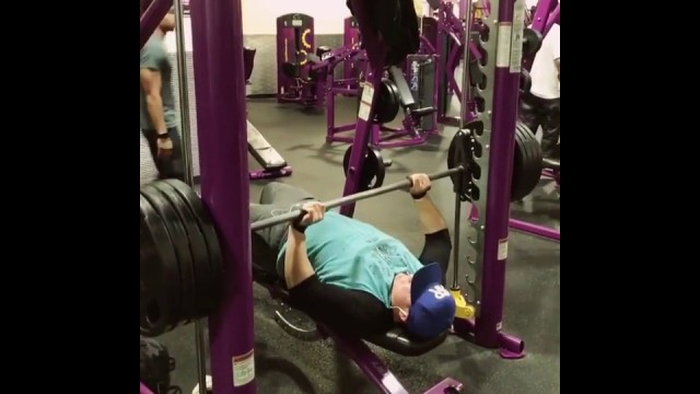 '405 bench press at PlanetFitness'