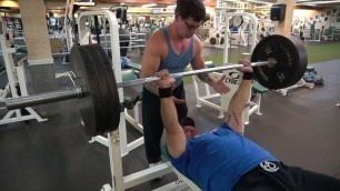 'bench pressing at club fitness'