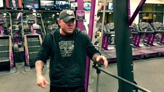 'Planet Fitness - How To Do Decline Bench Press On Smith Machine'