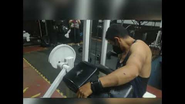 'Curl de biceps en banco predicador maquina super series