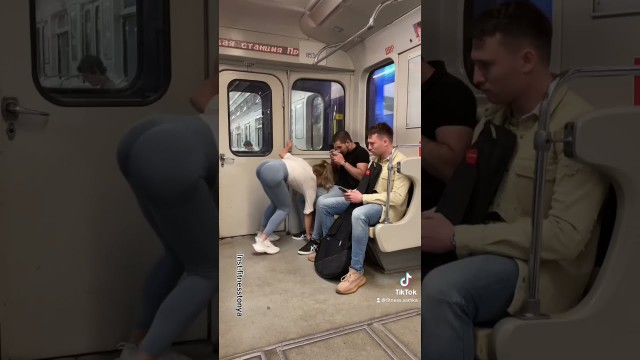 'Пранк в метро/FITNESS SAMKA упала на парня/prank/reaction/funny/humor/fyp/COMEDY'