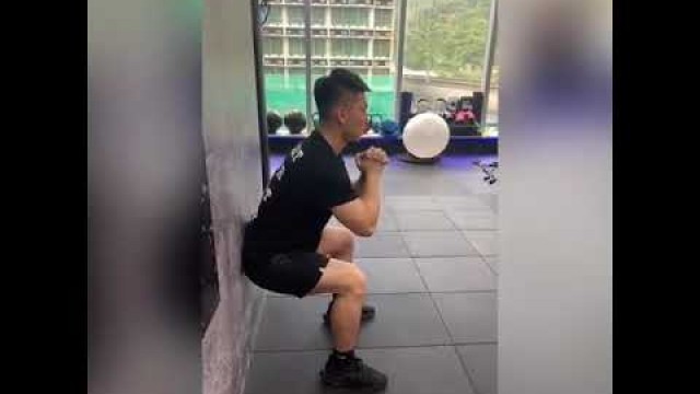 'Energy Fitness - 靠牆深蹲'