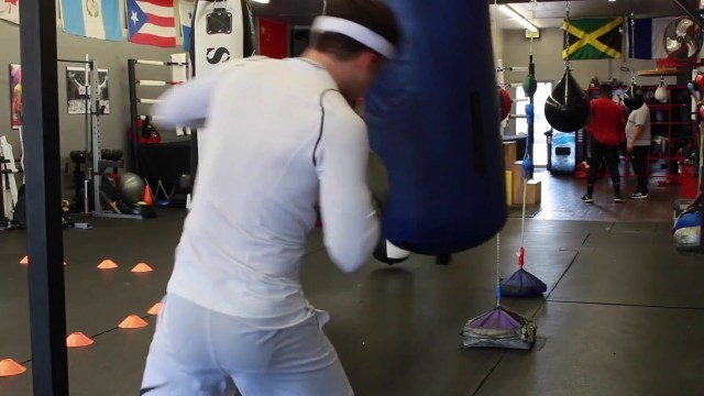 '6 Rounds 6 Combinations on the Heavy Bag - Boxing Workout for Beginners'