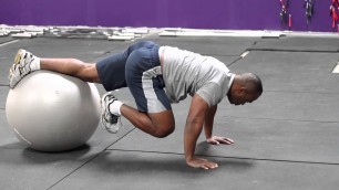 'Leg Crossover on a Workout Ball : Exercises for Athletes'